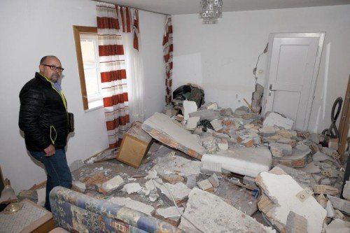 Das Wohnzimmer wurde durch die Detonation völlig verwüstet. Foto: APA