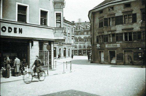 Der Leutbühel-Platz im Wandel: 1944 zeigte er noch ein ganz anderes Gesicht als heute. Fotos: Archiv, VN/Paulitsch