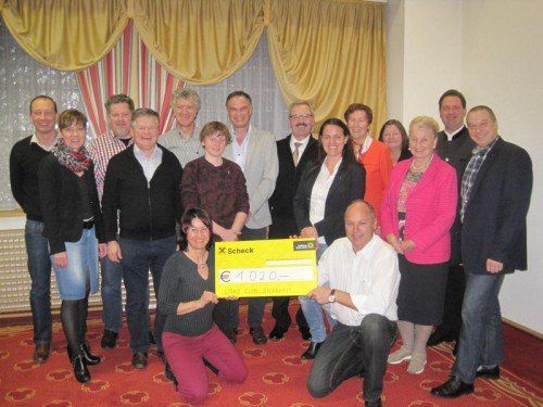 Der Lions Club Silvretta spendet 1020 Euro an "Geben für Leben".