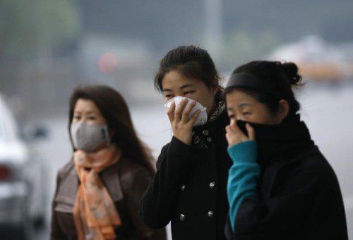 Der Schadstoffindex schnellt in die Höhe. Die verzweifelten Einwohner gehen nur noch mit Atemmasken auf die Straße. Foto: Reuters