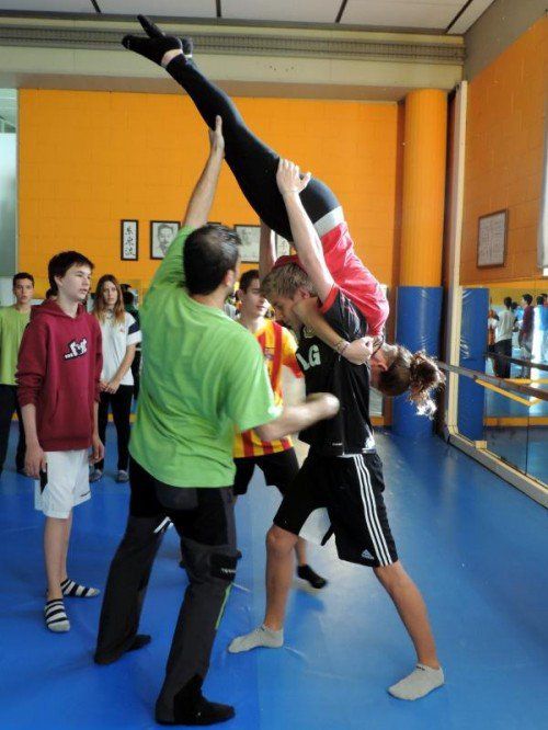 Der Sportlehrer der Schule, Jordi Sanjust, geriet ordentlich ins Schwitzen, während er die einzelnen Übungen erklärte, vorzeigte und koordinierte.