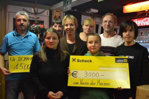 Der „Verein der Herzen“ mit Obmann Harald Pollaczek übergab eine Spende über 3000 Euro. Das Geld kommt der zweijährigen Dijana zugute.