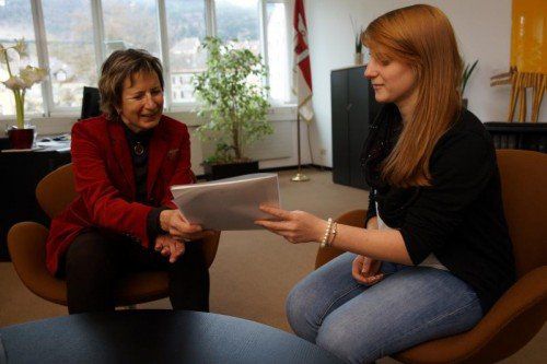 Die 17-jährige Schülerin Rebecca Kaufmann aus Gaißau überreichte Landtagspräsidentin Gabriele Nußbaumer 130 Unterschriften. Foto: ???
