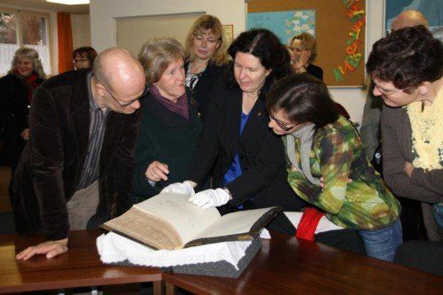 Die 1739 gedruckte Luther-Bibel wurde aufwendig restauriert.  