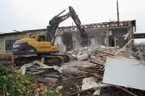 Die Bagger machen in Lochau Platz für das Wohn- und Gastroprojekt „Marina:B“. Bis Mitte 2015 soll der Neubau fertiggestellt sein. FOTO: bms