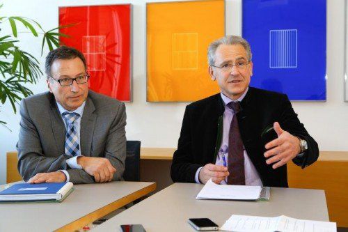 Die beiden Vorstände von illwerke vkw, Helmut Mennel (l.) und Christof Germann, sind bereit für den Spatenstich. Foto: VN/Hofmeister