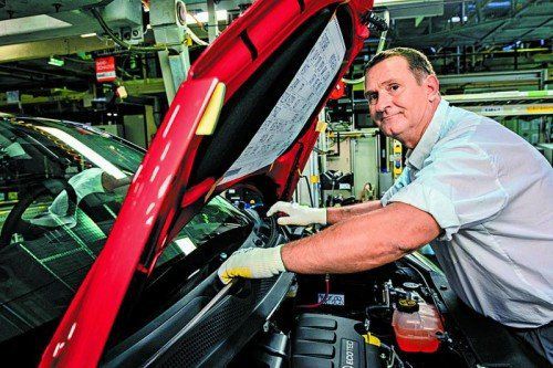 Die Deckel von Getränkeflaschen werden beim Opel Adam recycelt zwischen Motorraum und Spritzwand eingebaut. Foto: werk
