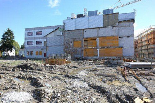 Die ehemalige Spannrahmenhalle wird thermisch saniert und zu einem Gemeindesaal umfunktioniert.