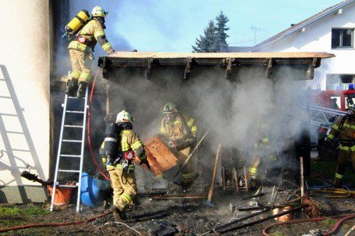 Die Feuerwehren von Hard, Höchst und Fußach konnten ein Übergreifen der Flammen auf das Wohnhaus verhindern. Foto: vol.at
