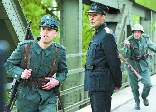 Die Geschichte des St. Galler Polizeihauptmannes Paul Grüninger, der 1938/39 Flüchtlingen half, wurde nun von Alain Gsponer und Bernd Lange verfilmt.   Fotos: Filmladen, Archiv