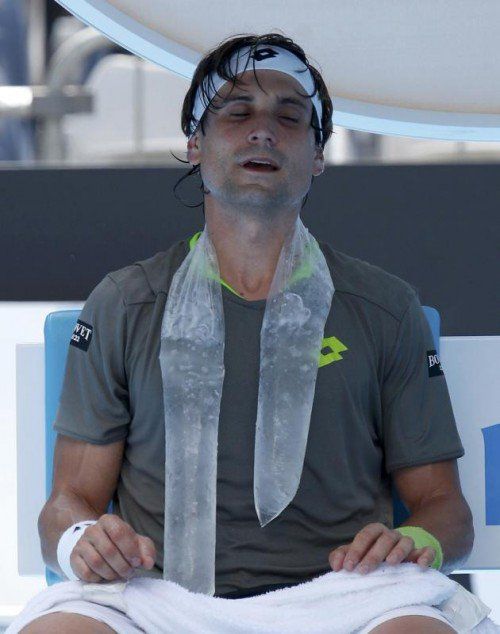 Die Hitze macht Spielern und Zuschauern zu schaffen. David Ferrer kühlt sich mit Eispacks. Foto: reuters