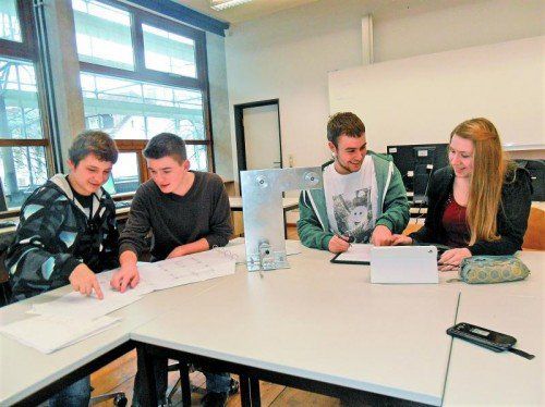 Die Maturanten Lukas Dohr, Robert Bickel, Dominic Linder und Denise Giselbrecht (v. l. n. r.) bei einer Projektgruppensitzung.