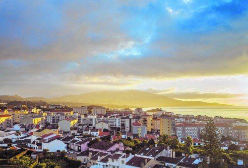 Die moderne Stadt Ponta Delgada auf der Insel San Miguel ist der Sitz der Regionalregierung der Azoren.