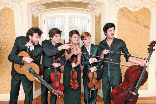 Die nächste Generation ist bereit: Kian Soltani, Artist in residence, mit seinen jungen Musikerkollegen. Foto: Domjanic