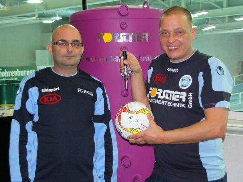 Die OK-Chefs Markus Gritschacher (links) und Markus Gartner können mit der Premiere des Seehallencups zufrieden sein. Foto: Knobel