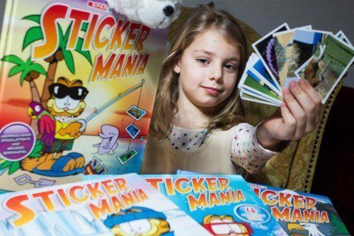 Die siebenjährige Eva ist begeisterte Sammlerin – derzeit beklebt sie das fünfte Stickermania-Album. Foto: VN/Steurer