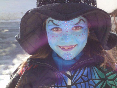 Die siebenjährige Flora haut diesen Fasching als "Hexe" auf den Putz. Das gefällt auch ihrer Tante Elke Reicht.