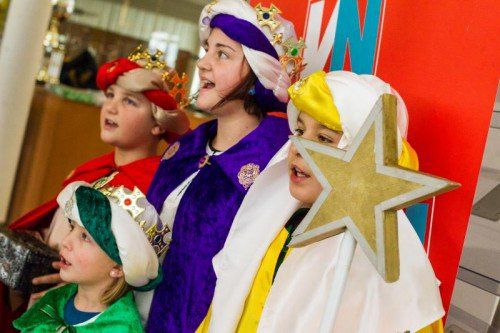 Die Sternsinger, die zu Besuch in der VN-Redaktion waren, sammeln für weltweite Sozialprojekte. VN/Steurer