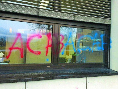 Die unbekannten Täter suchten mit ihren Spraydosen auch die Musikhauptschule heim. Fotos: Pi Thüringen