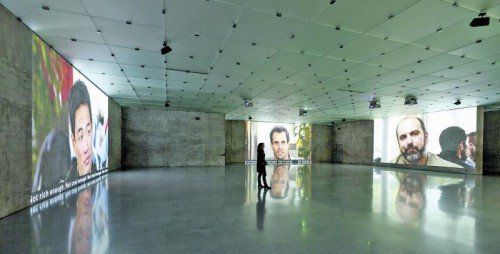 Die Videoinstallationen der „Believe + Doubt“ Ausstellung von Barbara Kruger faszinierten die Mädchen besonders. Foto: Kunsthaus Bregenz