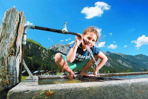 Die Vorarlberger verbrauchen täglich rund 50 Millionen Liter Trinkwasser. Das Wasser ist teils ohne Aufbereitung genießbar. Fotos: Ludwig Berchtold, VN/Gasser