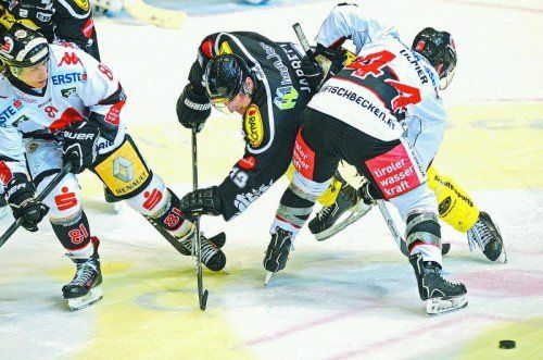 Dornbirn-Kapitän Patrick Jarrett nimmt es mit Justin Donati (l.) und Jeff Ulmer auf. Foto: gepa