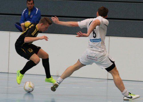 Dynamik pur beim Duell zwischen dem Höchst-Kicker Simon Thurner (li.) und FC Langen-Spieler Tobias Rhomberg. Foto: knobel