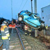 Von Zug erfasst Betrunkener parkt Pkw auf Gleis /b1