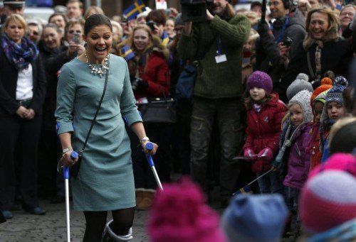 Eine strahlende Kronprinzessin Victoria unterhält sich in Düsseldorf mit ihren kleinen Fans. Foto: reuters