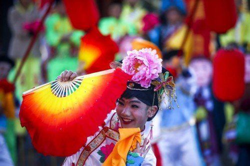 epaselect epa04047743 Performers in traditional costumes on the eve of the Lunar New Year, or Spring Festival, at a park fair in Beijing, China, 30 January, 2014. The Year of the Horse, according to the symbol of the 12 year cycle of animals, will begin on 31 January EPA/DIEGO AZUBEL