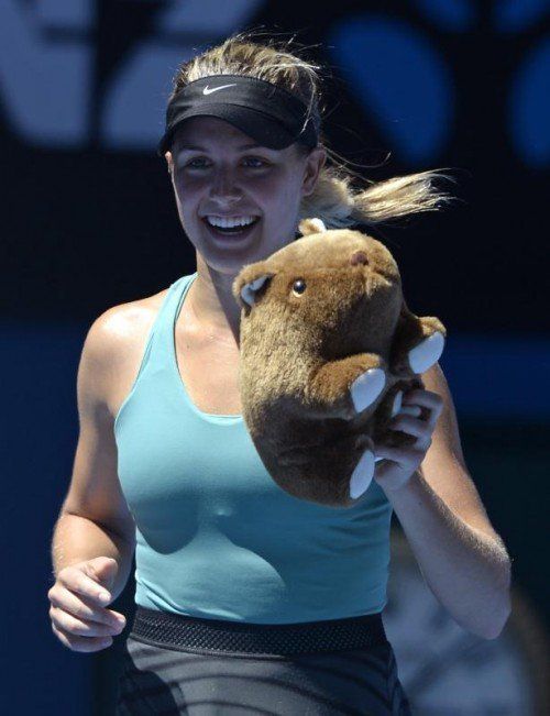 Eugenie Bouchard feiert mit einem Wombat den Halbfinaleinzug. ap