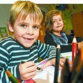 Kinderhort mit fröhlichen Gästen