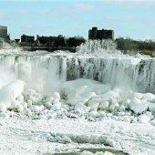 Niagarafälle präsentieren sich im spektakulären „Winteroutfit“