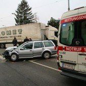 Rentner bei Kollision mit Lkw verletzt