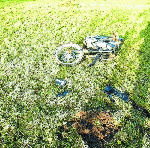 Motocrossmaschine blieb nach der Flucht in der Wiese liegen.
 Foto: PI Rankweil