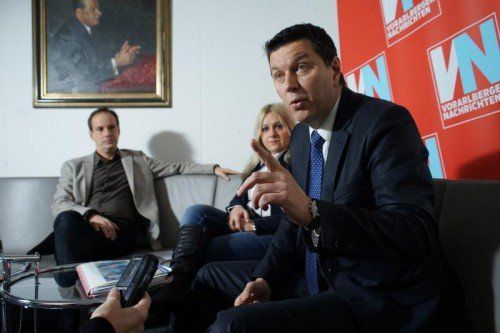 FPÖ auf AK-Wahltour: Bernhard Rösch, begleitet von Dieter Egger und Melina Kloiber, bei den VN.   Foto: VN/Hartinger