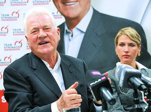 Frank Stronach mit Kathrin Nachbaur, die bleibt. Foto: APA