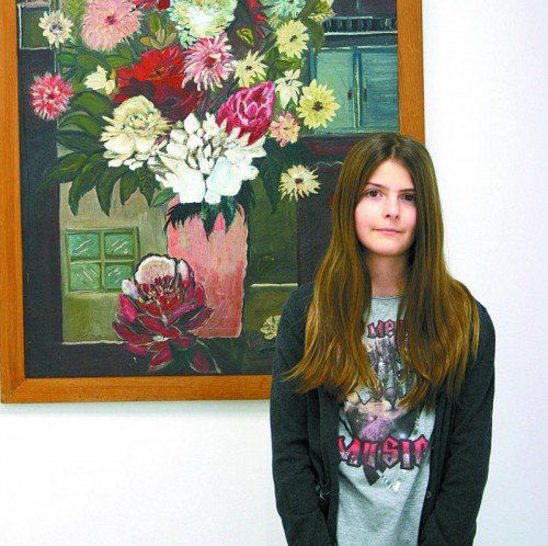 Hannah Wiedemann vor einem Werk von Otmar Burtscher.
 Foto: lca