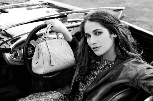 Heiß begehrt bei Taschenliebhaberinnen sind auch die Modelle von Louis Vuitton. Ab März gibt es um ca. 1700 Euro die „Marais Monogram Empreinte BB“ – eine moderne Interpretation der klassischen „Bowling Bag“.