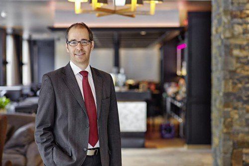 Hoteldirektor Markus Stemer vom Sporthotel Silvretta Montafon in der neuen Hotelbar.  Foto: SSM