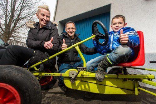 „Hurra, ich habe mein Gokart wieder!“: Leon (7) mit seinen Eltern Manuela und Manfred Högger.  VN/ Steurer
