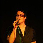 Frau mit starker Stimme