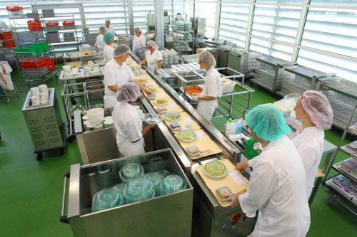 In der Zentralküche werden derzeit täglich 2500 Mittagessen zubereitet.  Foto: VN/Hofmeister