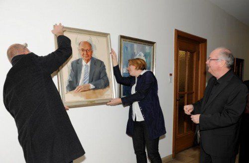 In Dornbirns „Ahnengalerie“ mit einem Bild von Künstler Johannes Kaufmann verewigt: Alt-Bürgermeister Wolfgang Rümmele (r.). Foto: Stadt  