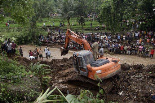 Indonesien erlebt in der Regenzeit wieder Überschwemmungen und verheerende Erdrutsche.   FOTO: REUTERS