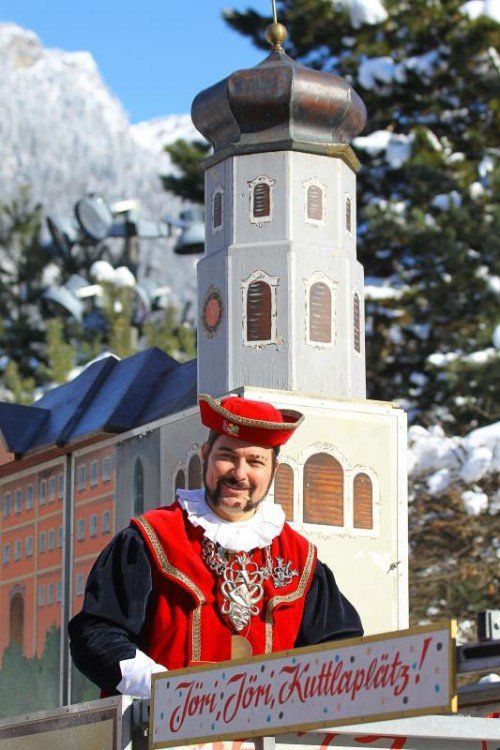 „Jöri-Jöri-Kuttlablätz“ tönt es am Sonntag durch die Alpenstadt. Mittendrin: Zunftmeister Christian Pellini.  Foto: VN/Hofmeister