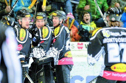 Jubel bei den Bulldogs, der Play-off-Auftakt ist geglückt. Foto: gepa