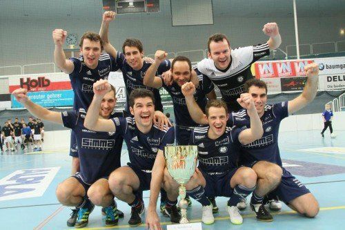 Jubelten auch in Hard: Ribeiro und Co. feiern den Erfolg beim Seehallencup. Fotos: Knobel/3, VN-Stiplovsek
