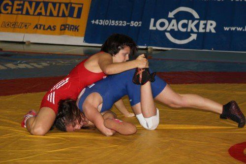 Lokalmatadorin Kathrin Mathis (rotes Trikot) vom ausrichtenden KSV Götzis ist bei den Kadettinnen im Einsatz. Foto: schwämmle