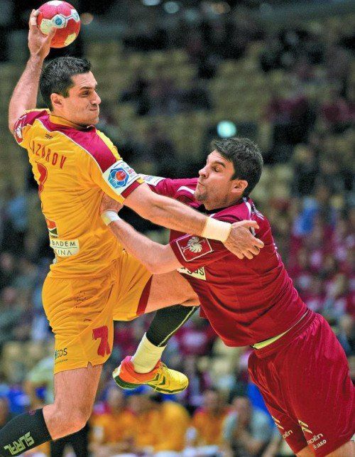 Kiril Lazarov – im Bild bedrängt von Max Wagesreiter – erzielte für Mazedonien den 22:21-Siegtreffer gegen Österreich. Foto: reuters